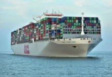 صورة سفينة تبتلعها أمواج المتوسط قبالة ليبيا