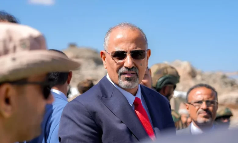 تحركات سرية ومسارات مظلمة.. تفاصيل استخبارية جديدة تكشف خروج عيدروس الزبيدي من عدن إلى أبوظبي