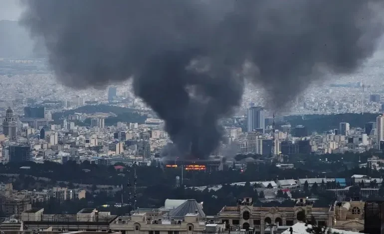 تصعيد غير مسبوق.. ضربة وقائية تهز طهران وإغلاق طارئ في إسرائيل