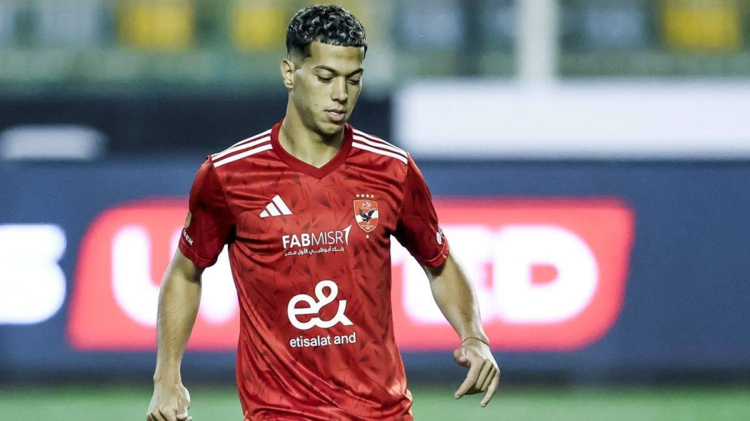 غضب جماهيري يطارد إمام عاشور في استاد القاهرة بعد أزمة الغياب