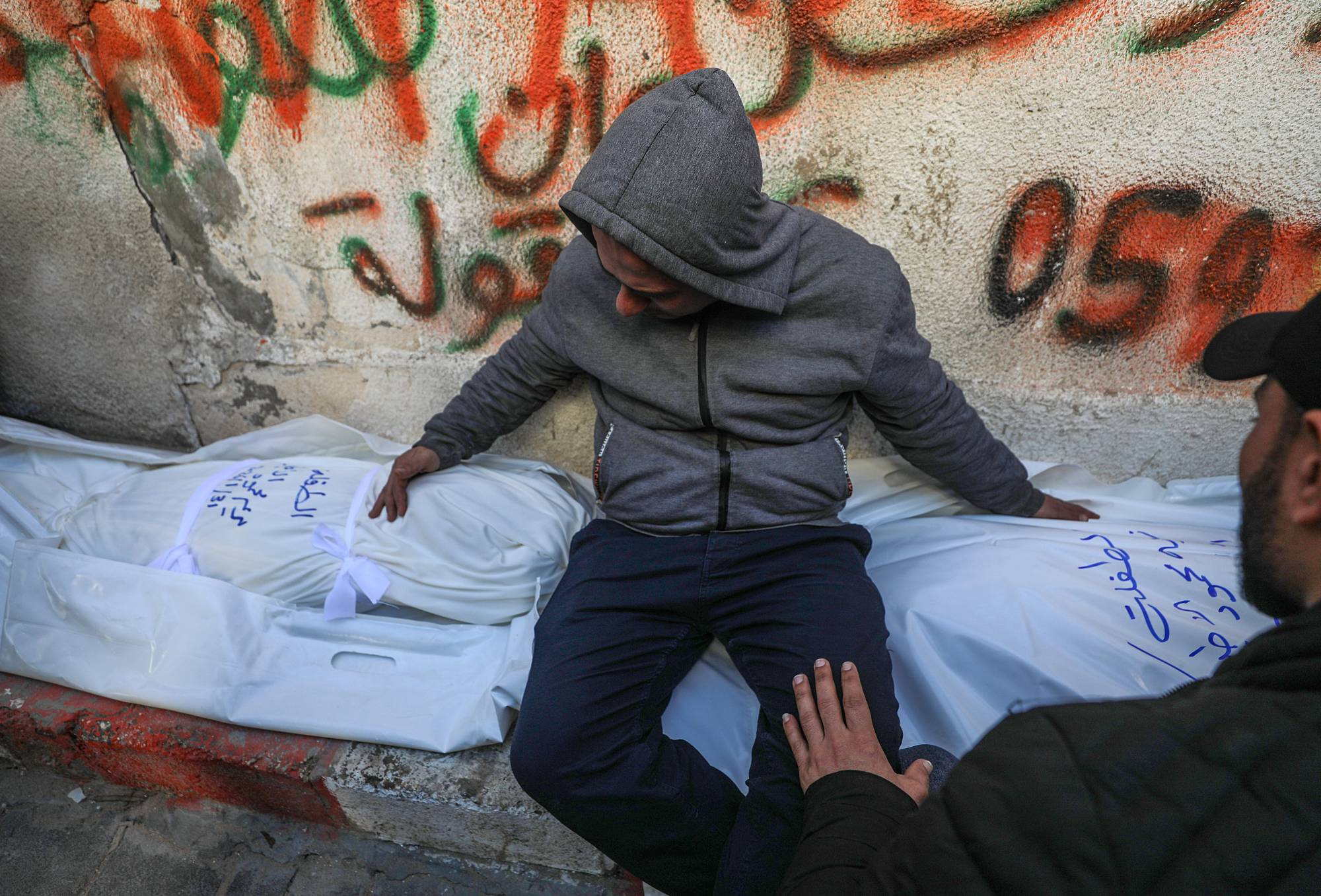 غارات تعيد شبح الحرب إلى غزة.. يوم دامٍ يسقط عشرات الضحايا ويهزّ اتفاق التهدئة