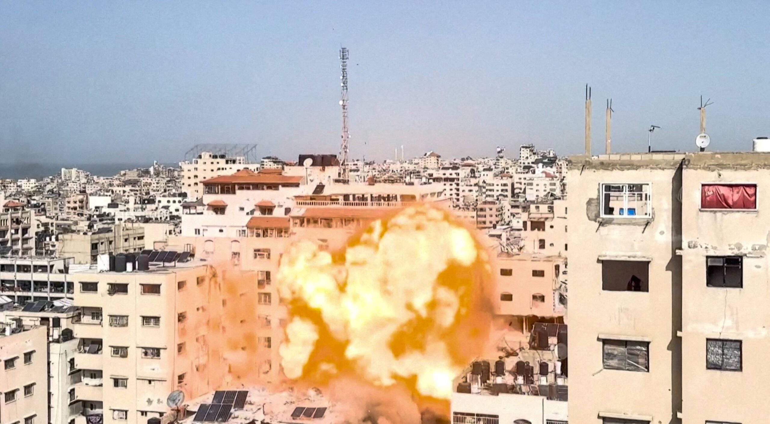 غارات تعيد شبح الحرب إلى غزة.. يوم دامٍ يسقط عشرات الضحايا ويهزّ اتفاق التهدئة