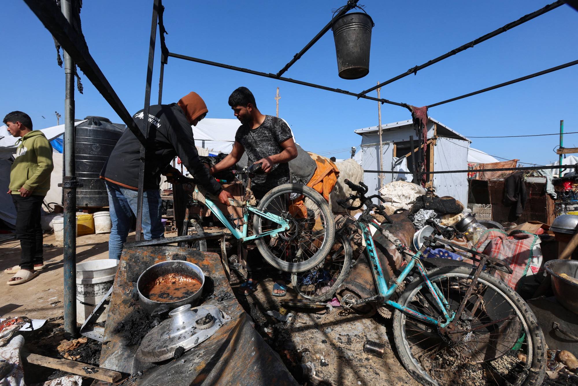 غارات تعيد شبح الحرب إلى غزة.. يوم دامٍ يسقط عشرات الضحايا ويهزّ اتفاق التهدئة