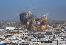 صورة غارات تعيد شبح الحرب إلى غزة.. يوم دامٍ يسقط عشرات الضحايا ويهزّ اتفاق التهدئة