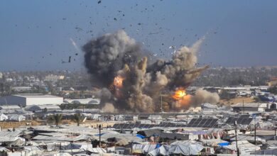 صورة غارات تعيد شبح الحرب إلى غزة.. يوم دامٍ يسقط عشرات الضحايا ويهزّ اتفاق التهدئة