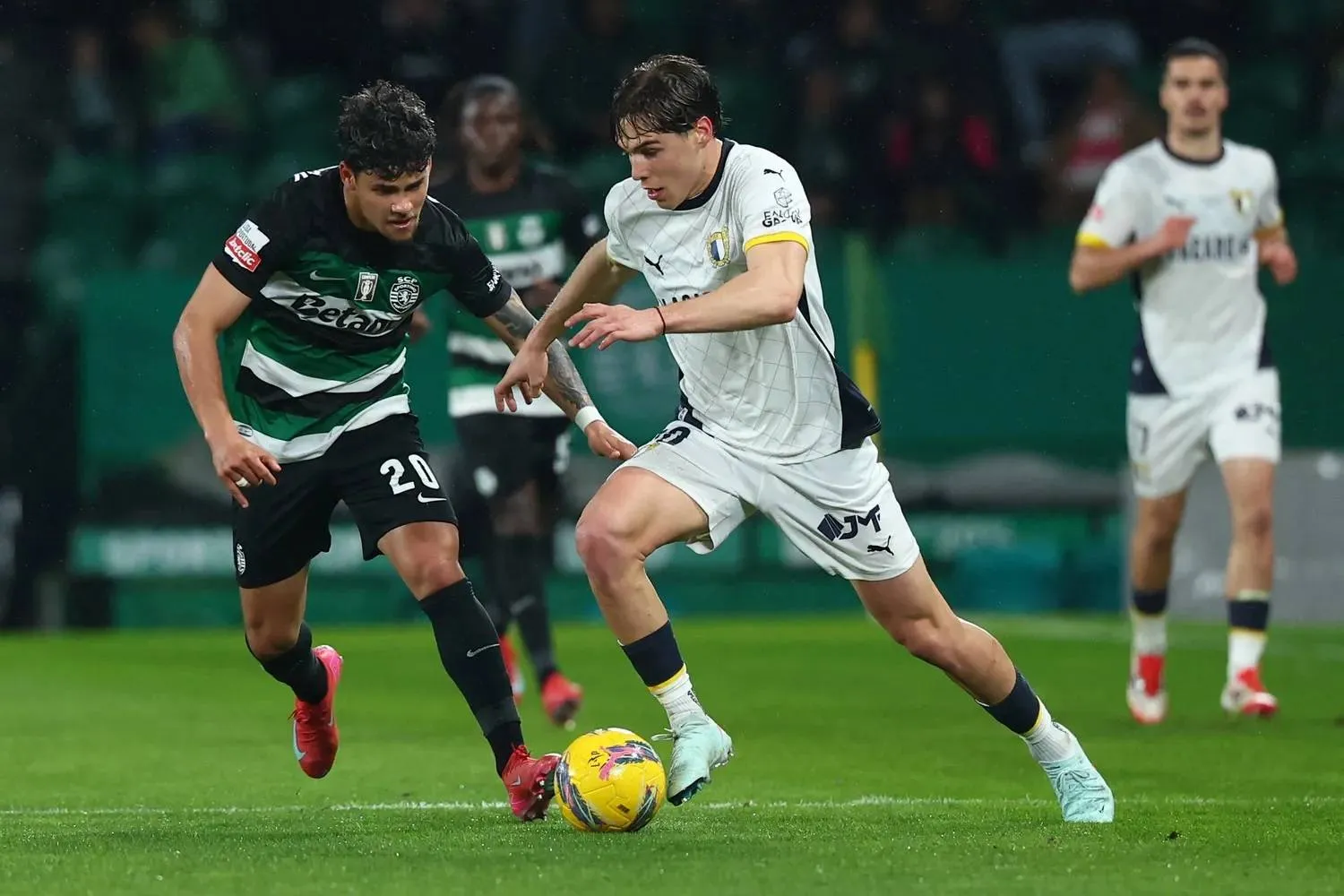 أُحد يُنهي 24 قضية لدى «فيفا» ويحقق الاستقرار المالي