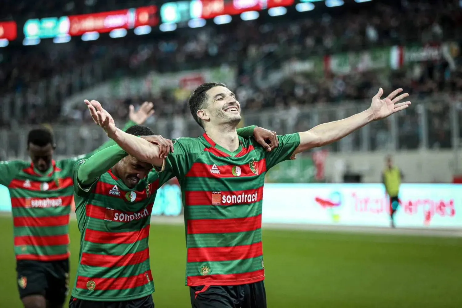 الكونفدرالية تقترب من "الثمانية".. 6 مقاعد محسومة وبطاقتان على صفيح ساخن