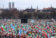 صورة ميونيخ تهتز بربع مليون متظاهر إيراني.. والمعارضة تختبر “وحدة الخارج” في لحظة ضغط دولي