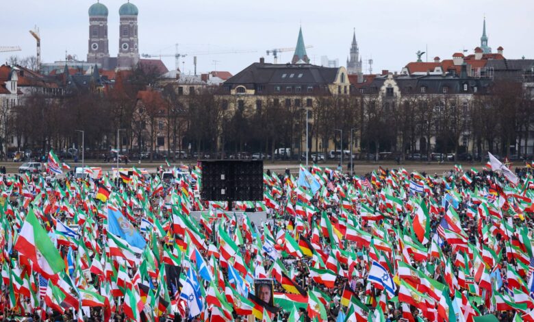 صورة ميونيخ تهتز بربع مليون متظاهر إيراني.. والمعارضة تختبر “وحدة الخارج” في لحظة ضغط دولي