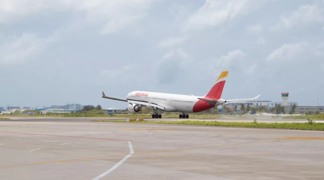 رجل يقتحم طائرة في إسبانيا ويؤخر رحلة إلى أمستردام