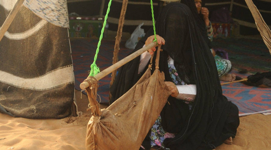 من الصميل إلى موائد اليوم.. حكاية خضّ اللبن التي صمدت عبر القرون في جنوب السعودية