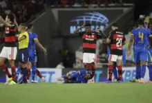 صورة نوبة تشنج تُرعب الملعب وتعيد النقاش حول سلامة اللاعبين الصحية