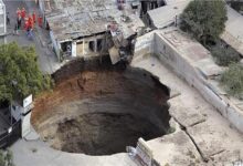 صورة حفرة أرضية مرعبة تبتلع مزارع في إندونيسيا وتحذيرات من توسّعها