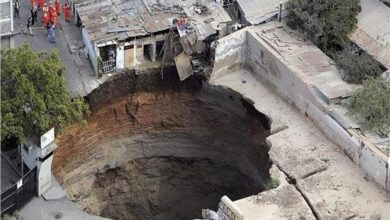 صورة حفرة أرضية مرعبة تبتلع مزارع في إندونيسيا وتحذيرات من توسّعها