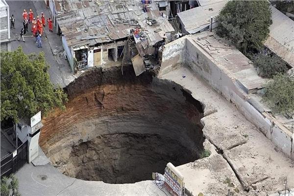 حفرة أرضية مرعبة تبتلع مزارع في إندونيسيا وتحذيرات من توسّعها