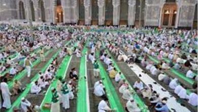 صورة موائد الحرم في رمضان.. 560 ساعة تطوع يوميًا و7 آلاف وجبة لإفطار الصائمين
