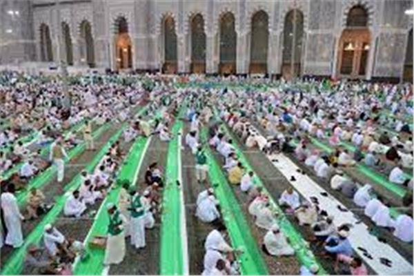 موائد الحرم في رمضان.. 560 ساعة تطوع يوميًا و7 آلاف وجبة لإفطار الصائمين