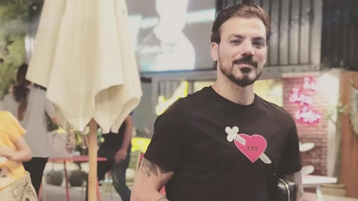 الإفراج عن عمرو زكي بعد أزمة مطار القاهرة.. كواليس الساعات التي شغلت الشارع الرياضي