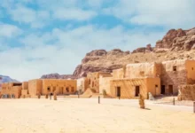 صورة طرقات العُلا التي تُدهش الزائرين وتعيد كتابة الحكاية بين الحجر والنخيل