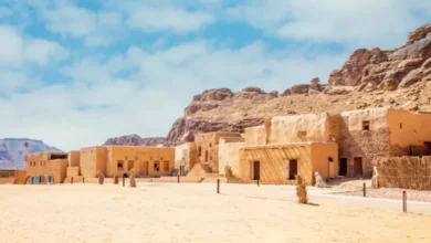 صورة طرقات العُلا التي تُدهش الزائرين وتعيد كتابة الحكاية بين الحجر والنخيل