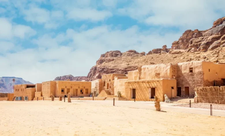 طرقات العُلا التي تُدهش الزائرين وتعيد كتابة الحكاية بين الحجر والنخيل