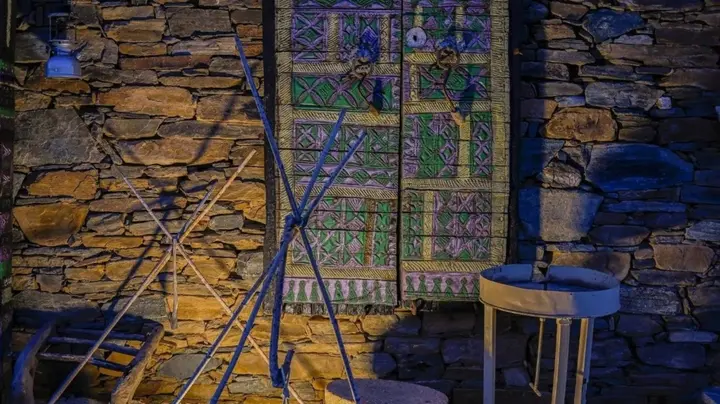 من الصميل إلى موائد اليوم.. حكاية خضّ اللبن التي صمدت عبر القرون في جنوب السعودية