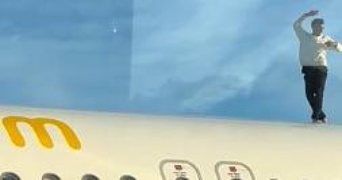 رجل يقتحم طائرة في إسبانيا ويؤخر رحلة إلى أمستردام