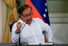 صورة محاولة اغتيال تهز كولومبيا.. رئيس البلاد يفرّ إلى البحر وينجو من الموت