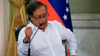 صورة محاولة اغتيال تهز كولومبيا.. رئيس البلاد يفرّ إلى البحر وينجو من الموت