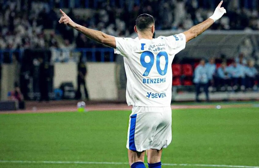 بنزيما يشعل الدوري السعودي بثلاثية تاريخية في ظهوره الأول مع الهلال