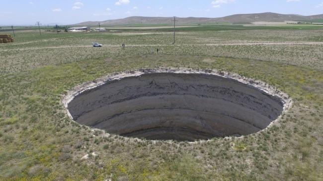 حفرة أرضية مرعبة تبتلع مزارع في إندونيسيا وتحذيرات من توسّعها