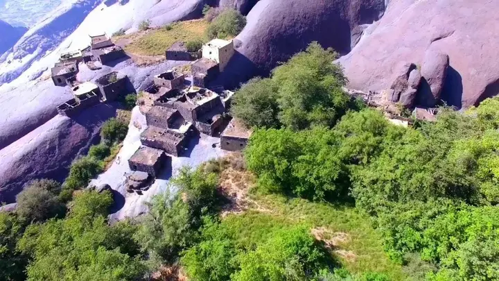 كنوز الماء الصخرية في تبوك تعيد قراءة علاقة الإنسان بالصحراء