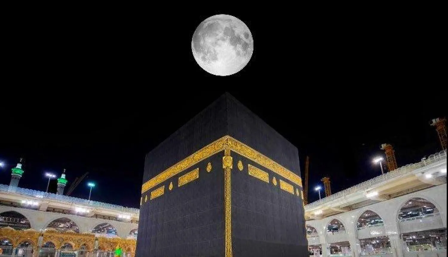 القمر يتعامد فوق الكعبة.. لحظة فلكية دقيقة تُرشد القبلة مساء السبت