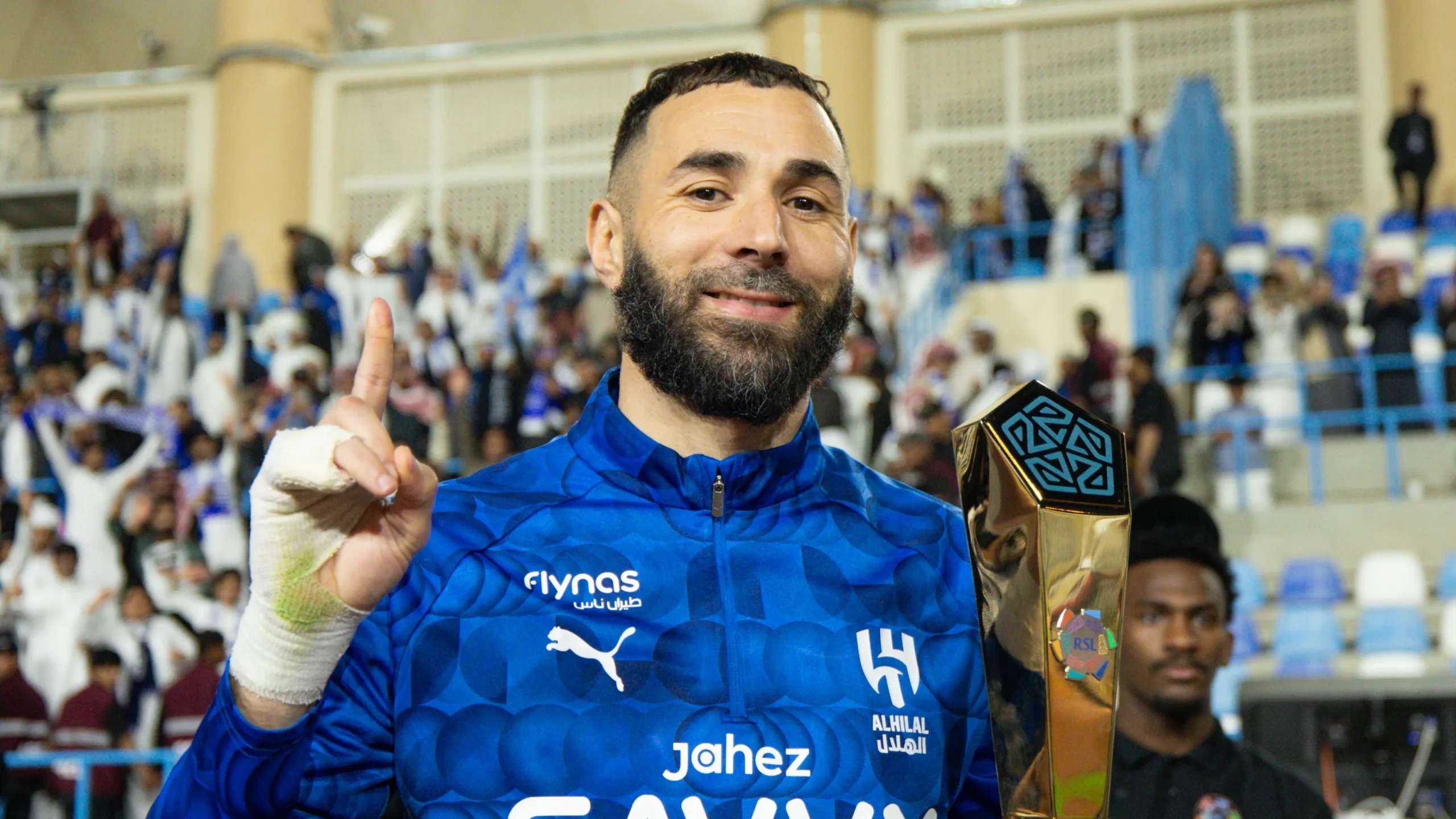 بنزيما يشعل الدوري السعودي بثلاثية تاريخية في ظهوره الأول مع الهلال