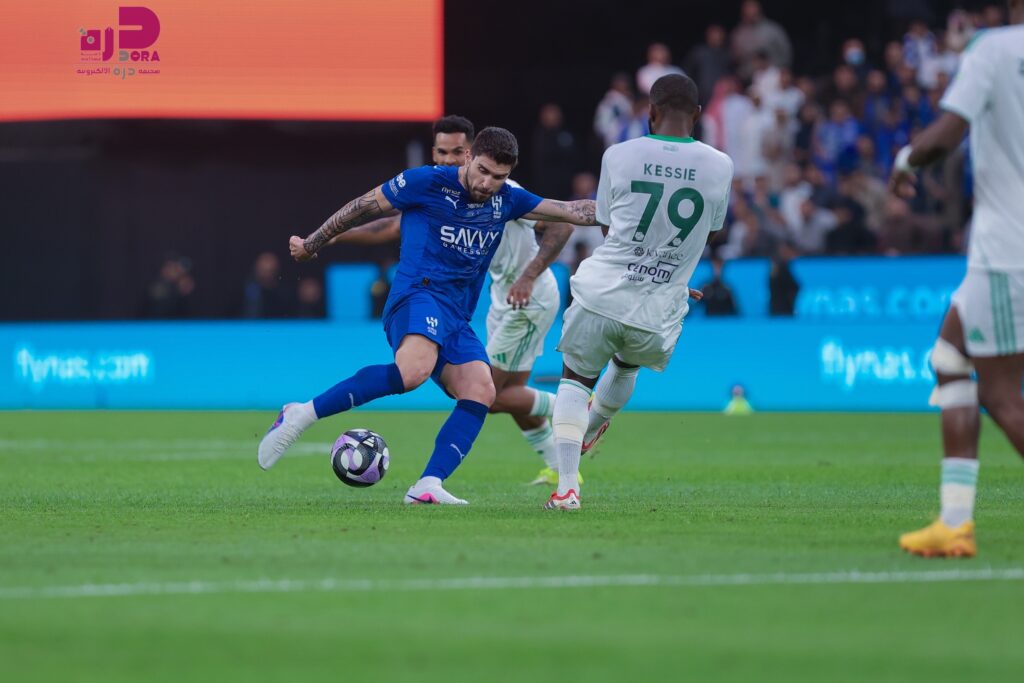 كلاسيكو الهلال والأهلي ينتهي بتعادل سلبي حاسم في دوري روشن