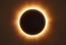 صورة تزامن نادر بين كسوف الشمس وتحري هلال رمضان يثير تساؤلات واسعة