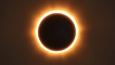 صورة تزامن نادر بين كسوف الشمس وتحري هلال رمضان يثير تساؤلات واسعة