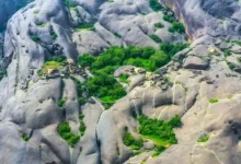 صورة كنوز الماء الصخرية في تبوك تعيد قراءة علاقة الإنسان بالصحراء