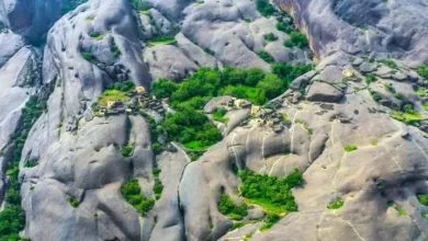 صورة كنوز الماء الصخرية في تبوك تعيد قراءة علاقة الإنسان بالصحراء