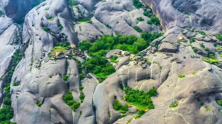 كنوز الماء الصخرية في تبوك تعيد قراءة علاقة الإنسان بالصحراء