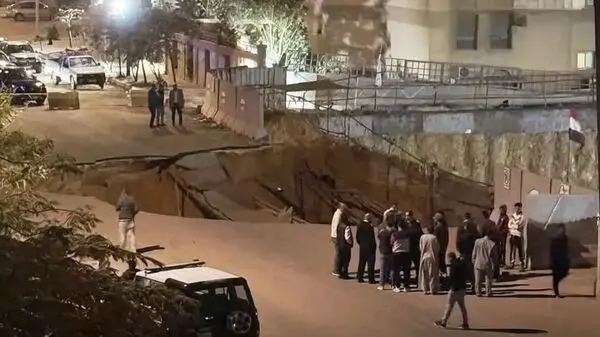 فيديو مرعب لهبوط أرضي يبتلع جزءًا من محطة وقود في مصر ويثير مخاوف متجددة