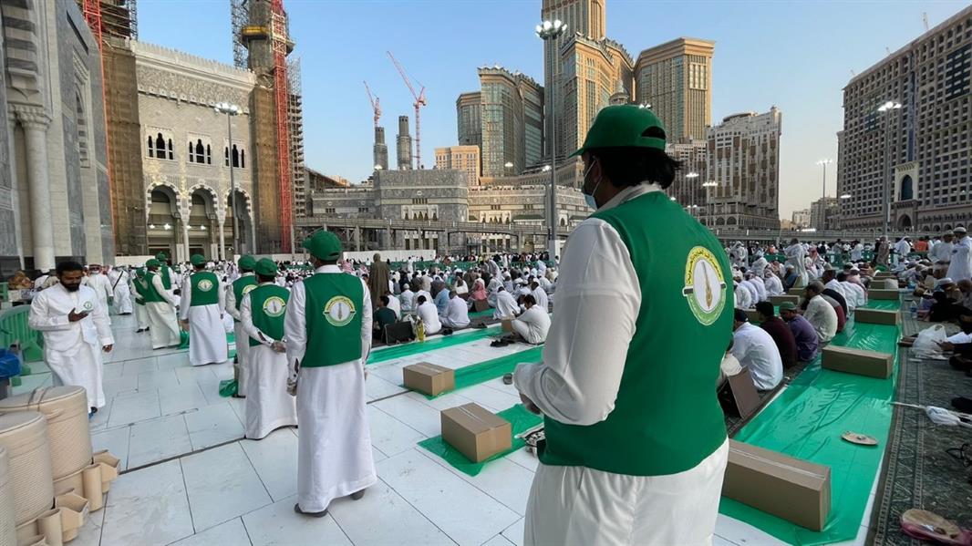 موائد الحرم في رمضان.. 560 ساعة تطوع يوميًا و7 آلاف وجبة لإفطار الصائمين