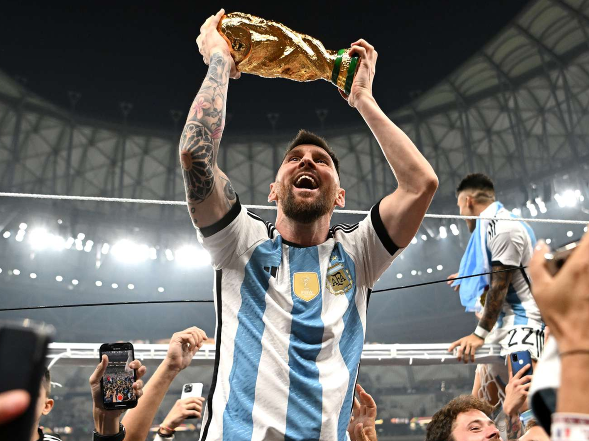 ميسي يفاجئ الجماهير بطقس جديد قبل مونديال 2026.. كأس العالم من قطع «ليغو»