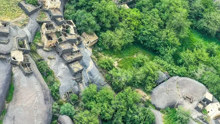 كنوز الماء الصخرية في تبوك تعيد قراءة علاقة الإنسان بالصحراء