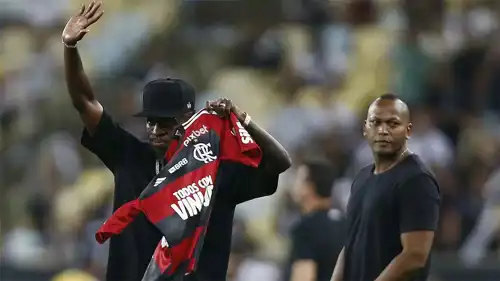 نوبة تشنج تُرعب الملعب وتعيد النقاش حول سلامة اللاعبين الصحية