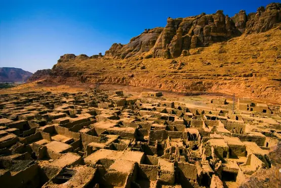 طرقات العُلا التي تُدهش الزائرين وتعيد كتابة الحكاية بين الحجر والنخيل