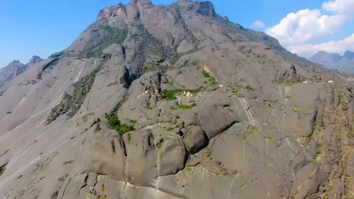 كنوز الماء الصخرية في تبوك تعيد قراءة علاقة الإنسان بالصحراء