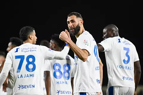 بنزيما يشعل الدوري السعودي بثلاثية تاريخية في ظهوره الأول مع الهلال