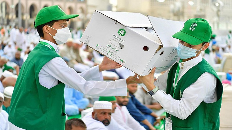 موائد الحرم في رمضان.. 560 ساعة تطوع يوميًا و7 آلاف وجبة لإفطار الصائمين