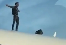 صورة رجل يقتحم طائرة في إسبانيا ويؤخر رحلة إلى أمستردام